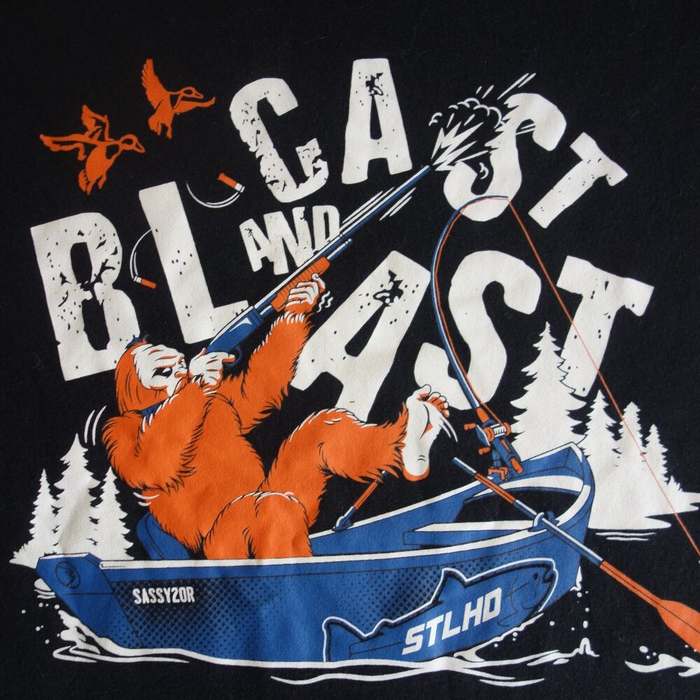STLHD Cast and Blast Big-Foot Fishing Shooting Black Tee T-Shirt – Mens Small